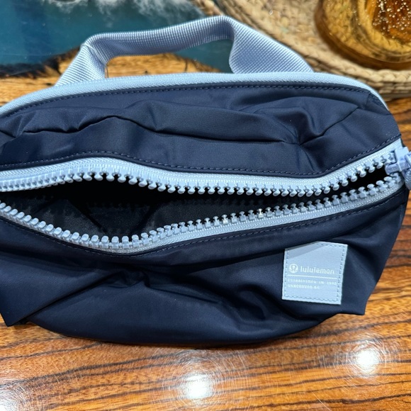 Brand NEW Lululemon All Day Essentials Belt Bag Navy Blue Linen 2.5L - Picture 4 of 7